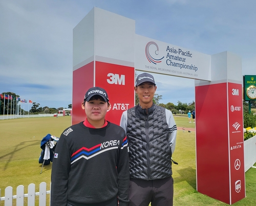 Rising stars Lee Byung-ho and Ahn Sung-hyun work together as player-caddies on the field